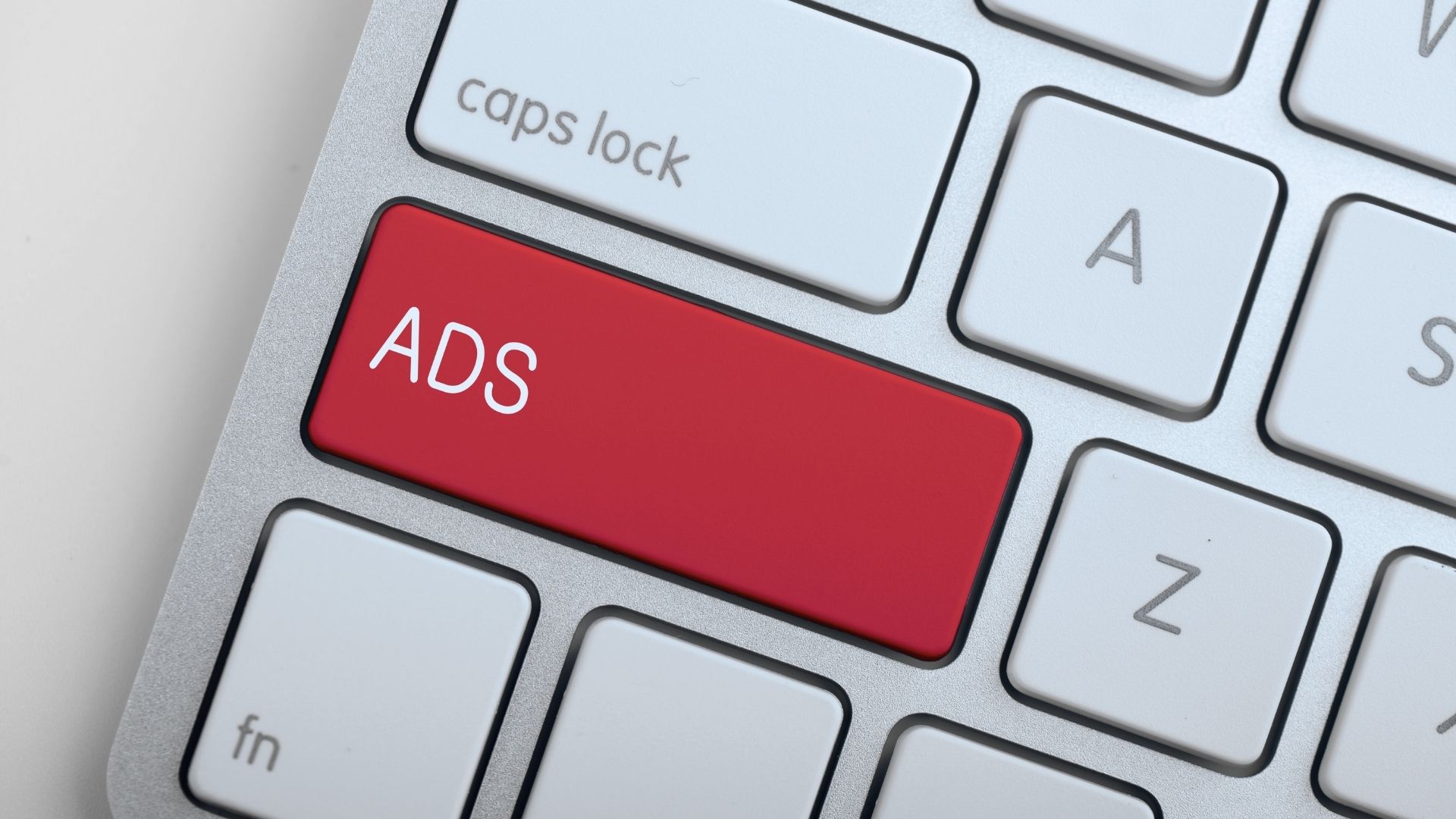 Clavier numérique avec le mot anglais "Ads" qui signifie "publicité, pour illustrer la notion d'outbound marketing